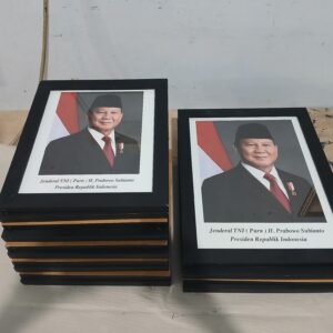 Bingkai presiden dan wakil presiden hitam
