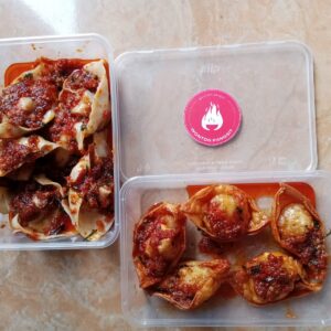 Wonton pangsit pedas Nikmati Wonton pangsit pedas, hidangan khas yang menggugah selera! Setiap gigitan menawarkan kombinasi rasa pedas nikmat yang sempurna. Dengan isian daging lembut dan saus cabai yang menggoda, pangsit ini siap memanjakan lidah Anda. Cocok untuk cemilan santai atau hidangan spesial di acara berkumpul. Jangan lewatkan kesempatan untuk merasakan kelezatan yang menghangatkan ini! Segera pesan dan buktikan sendiri pedas&kenikmatannya🔥🔥